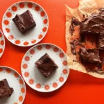 Keto chokoladekage med avocado skåret ud i stykker placeret på tallerkener
