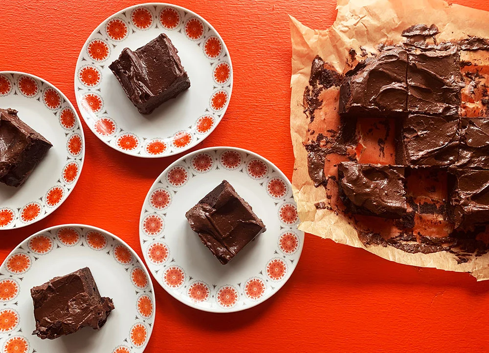 Keto chokoladekage med avocado skåret ud i stykker placeret på tallerkener