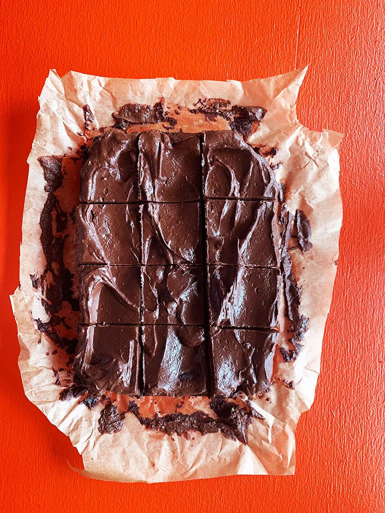 Keto chokoladekage med avocado skåret ud