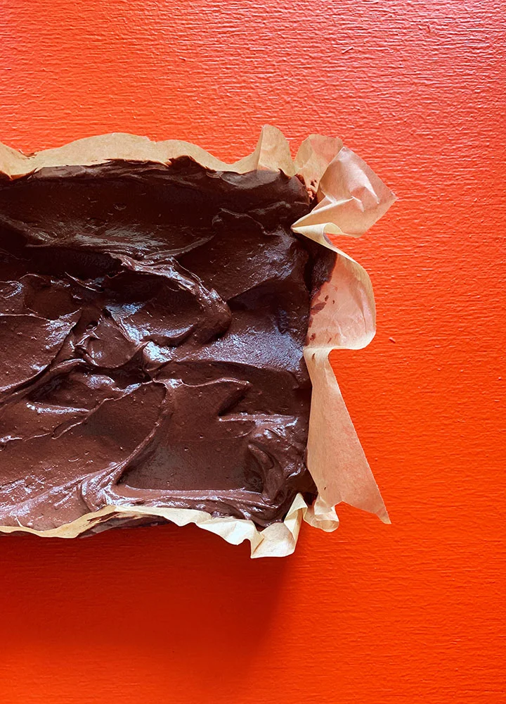 Keto chokoladekage med avocado skåret midt over