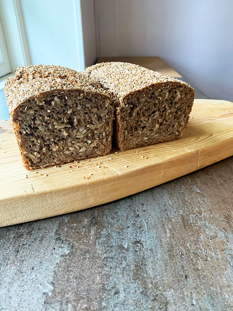 Rugbrød med surdej og øl på spækbræt set fra siden