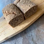 Rugbrød med surdej og øl på spækbræt set oppefra
