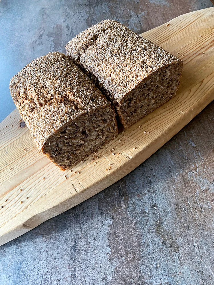 Rugbrød med surdej og øl på spækbræt set oppefra