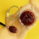 Glas med shawarma chili set på afstand oppefra