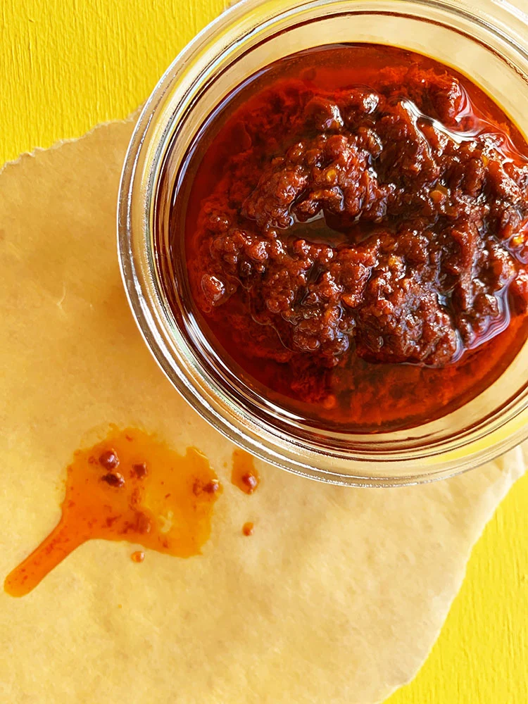 Glas med shawarma chili set tæt på oppefra
