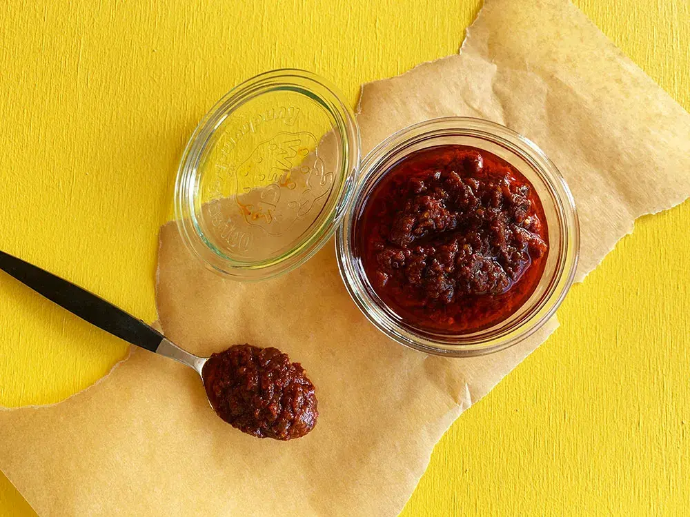 Glas med shawarma chili set på afstand oppefra