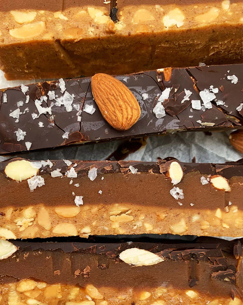 Keto snickers set oppefra og ekstra meget tæt på