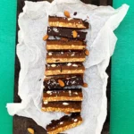 Keto snickers set oppefra på et spækbræt