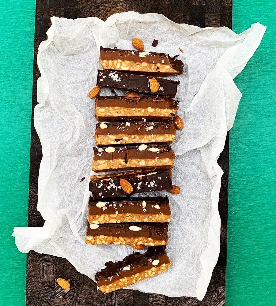 Keto snickers set oppefra på et spækbræt