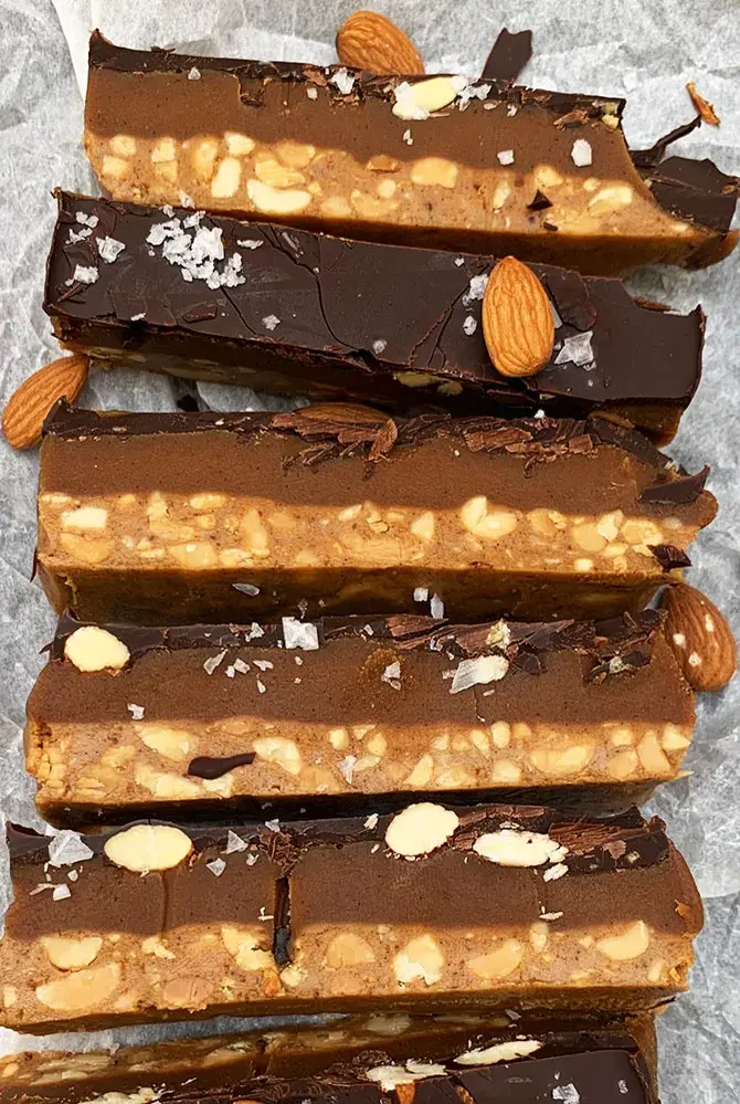 Keto snickers set oppefra og meget tæt på