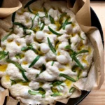 Surdejsfoccacia med frisk rosmarin i bageform