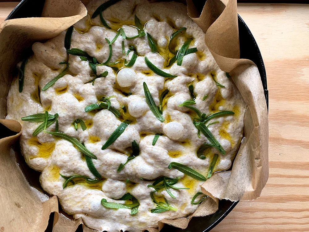Surdejsfoccacia med frisk rosmarin i bageform